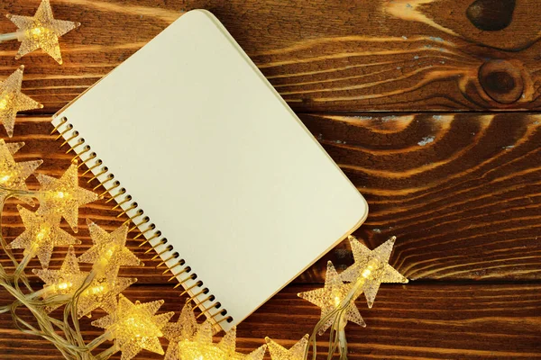 Hoja de papel en blanco con estrellas decorativas doradas. Año nuevo resoluciones concepto —  Fotos de Stock