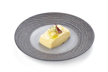 Gri tabakta patates püresi, beyaz tabakta izole.