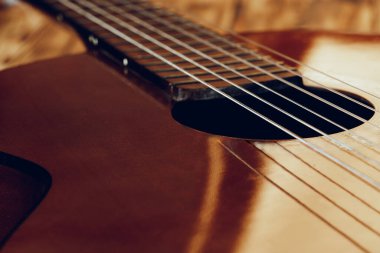 Tahta akustik gitar gövdesi ve klavye kapanıyor.