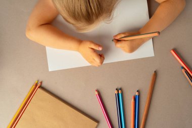 Çocuk elleri açık deftere yazma, üst görünüm, kopyalama alanı