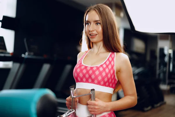 Foto de cerca de una joven deportista haciendo ejercicio en un gimnasio —  Fotos de Stock