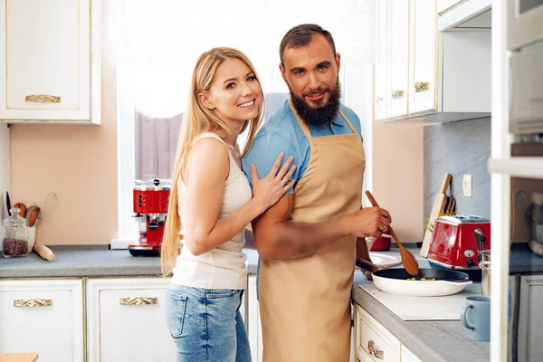 Jovem casal amoroso cozinhar juntos na cozinha — Fotografia de Stock