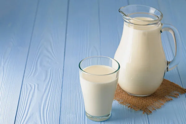 Glas melk op tafel close-up — Stockfoto