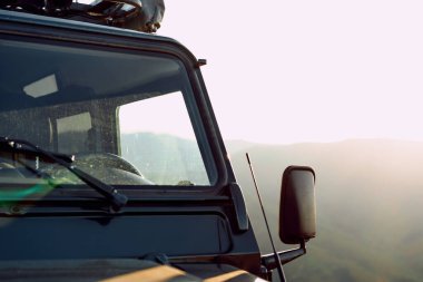 Dağlarda koyu yeşil bir off-road arabası