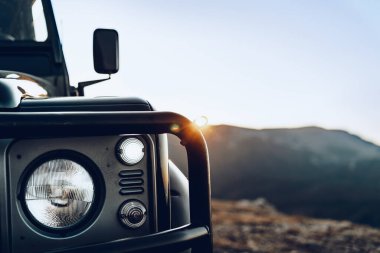 Dağlarda koyu yeşil bir off-road arabası