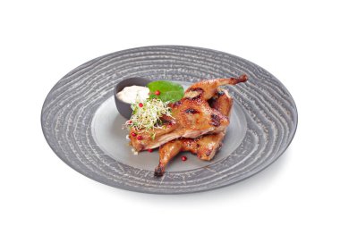 Kızarmış tavuk ve sosu beyaza izole.