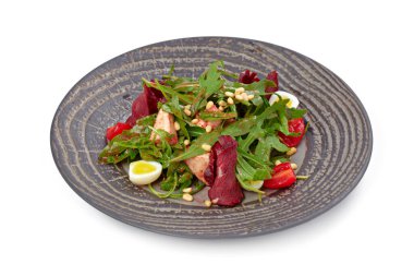 Izgara sığır eti dilimleri ve marullu salata.