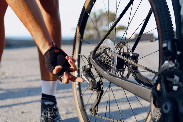 해안 도로에서 사람의 발과 자전거 바퀴를 자전거로 매달린다 — 스톡 사진