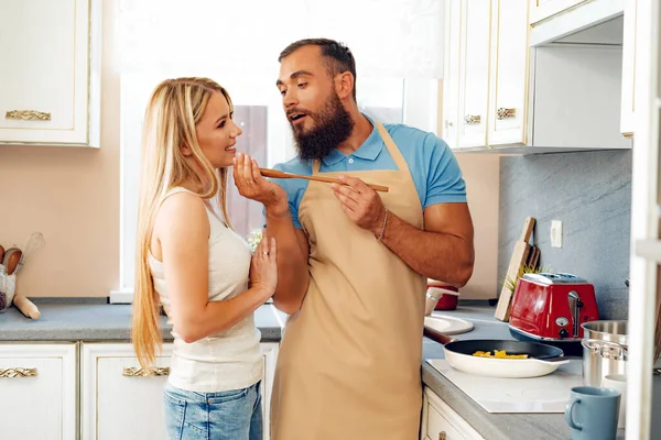 Jovem casal amoroso cozinhar juntos na cozinha — Fotografia de Stock