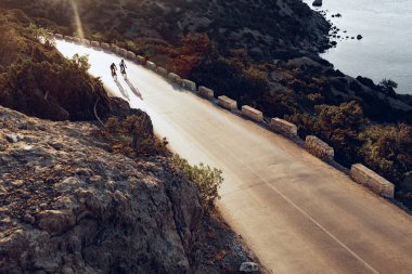 Sabahları bisiklete binen iki profesyonel erkek bisikletçi.