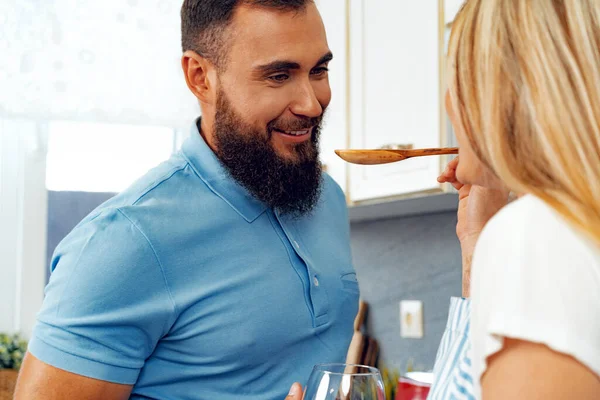 Casal apaixonado preparando refeição juntos na cozinha — Fotografia de Stock