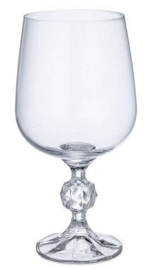 Beyaz arka planda izole edilmiş boş şarap kadehi