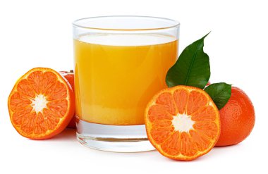 Beyaz üzerine izole edilmiş bir bardak portakal suyu.