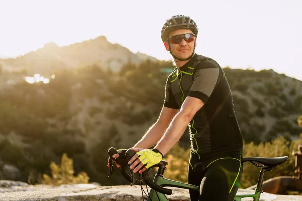 Porträt eines männlichen kaukasischen Radfahrers mit Helm und Brille — Stockfoto