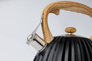 Beyaz arkaplanda gaz sobası için metal su ısıtıcısı