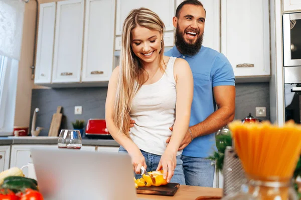 Jovem casal amoroso cozinhar juntos na cozinha — Fotografia de Stock