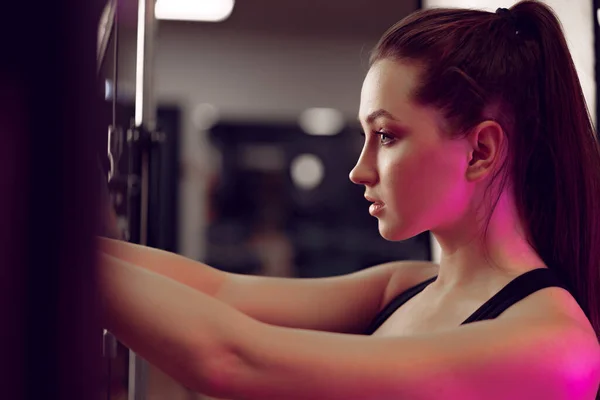 Bir fitness kulübünde eğitim gören beyaz bir kadının portresi. — Stok fotoğraf