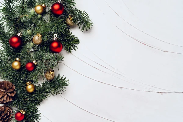 Ramos de árvore de Natal decorados com bugigangas no fundo branco — Fotografia de Stock