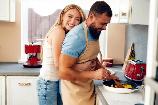Coppia innamorata preparare il pasto insieme in cucina — Foto Stock
