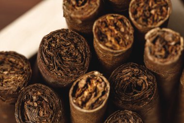 Yeni puro yığını ahşap masaya yakın.