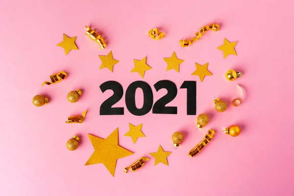 Концепція 2021 року. Золоті зірки з номерами 2021 року на паперовому фоні — стокове фото