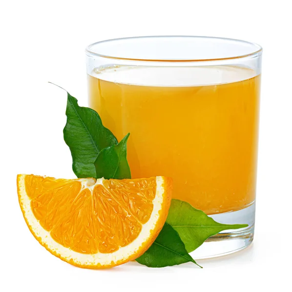 Frischer Orangensaft im Glas isoliert auf weiß — Stockfoto