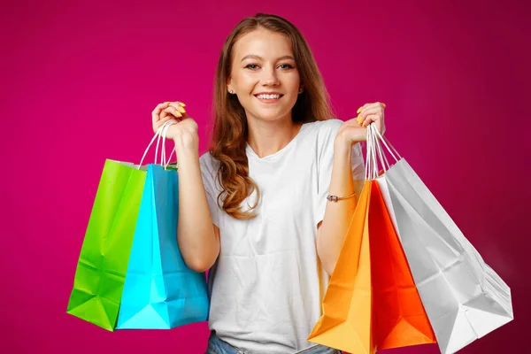 Retrato de feliz jovem sorrindo mulher com sacos de compras — Fotografia de Stock