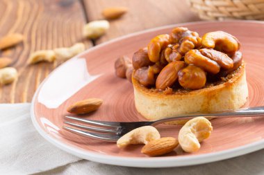 Pembe tabakta fındıklı tart. Yaklaş.