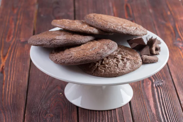 Chocolate oat cookies on green plate close up — Stok Foto