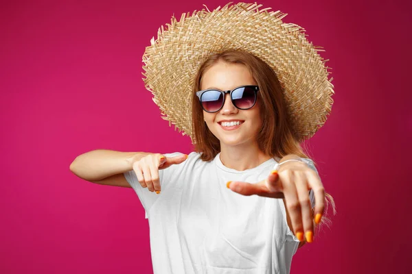 Ung lycklig casual kvinna pekar på dig — Stockfoto