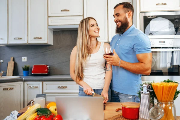 Casal apaixonado preparando refeição juntos na cozinha — Fotografia de Stock