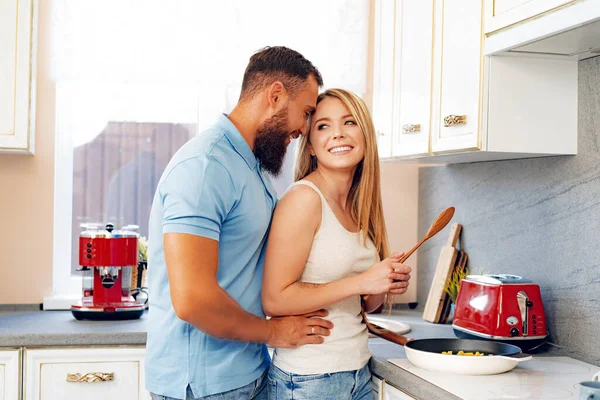 Jovem casal amoroso cozinhar juntos na cozinha — Fotografia de Stock