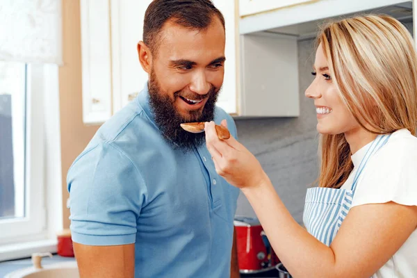 Couple in love preparing meal together in kitchen — Stock Photo, Image