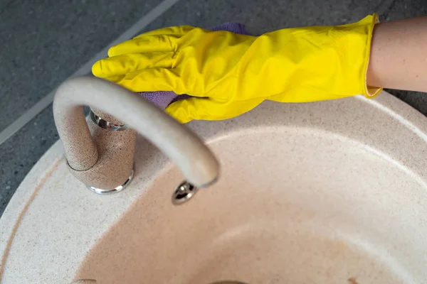 Sarı eldivenli eller lavaboyu süngerle temizliyor. — Stok fotoğraf