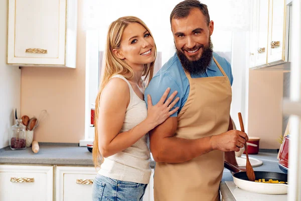 Jovem casal amoroso cozinhar juntos na cozinha — Fotografia de Stock