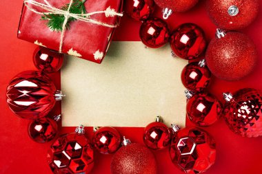 Boş sayfası olan kırmızı noel hediyeleri tebrik kartı için hazırlanır.