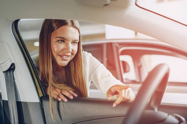 Genç bayan yeni bir araba alacak.