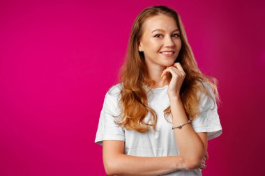 Gülümseyen genç ve güzel bir kadının portresi