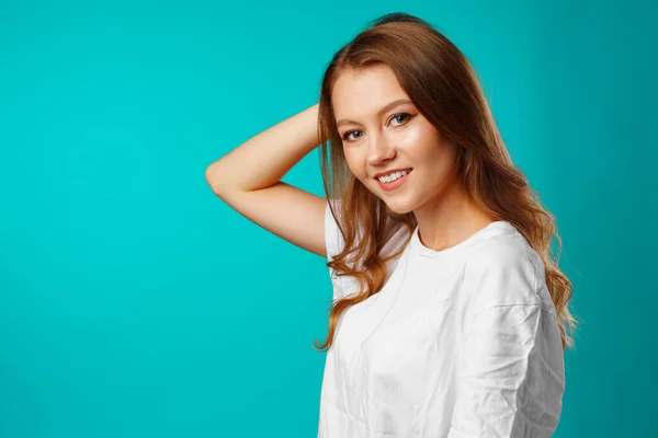 Retrato de una joven hermosa mujer feliz sonriendo — Foto de Stock