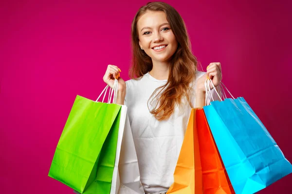 ショッピングバッグと幸せな若い笑顔の女性の肖像 — ストック写真