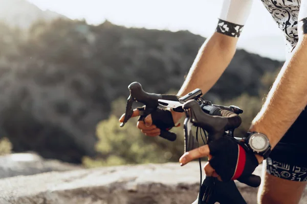 자전거 손잡이에 장갑을 끼고 자전거를 타고 있는 전문 자전거 선수의 손 — 스톡 사진