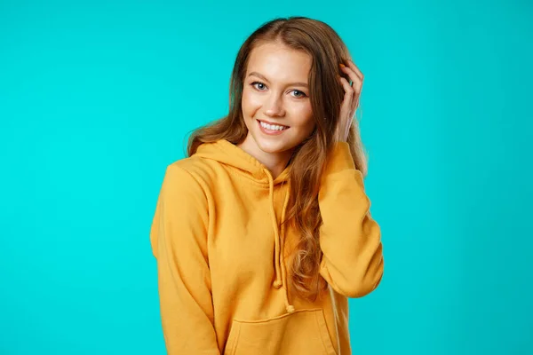 Egy fiatal, boldog, mosolygó nő portréja — Stock Fotó
