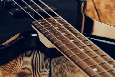 Elektro gitar klavyesinin fotoğrafını kapat