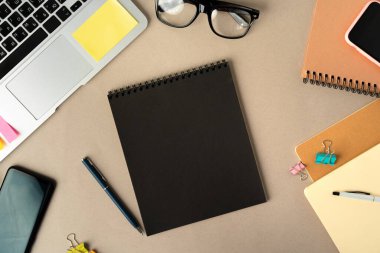 Boş defterle dizüstü bilgisayarı aç, yukarıdan bak. İş yeri kavramı