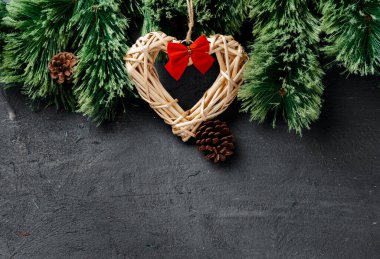 Ağaçların dalları tahtadan bir kalple kaplanmış