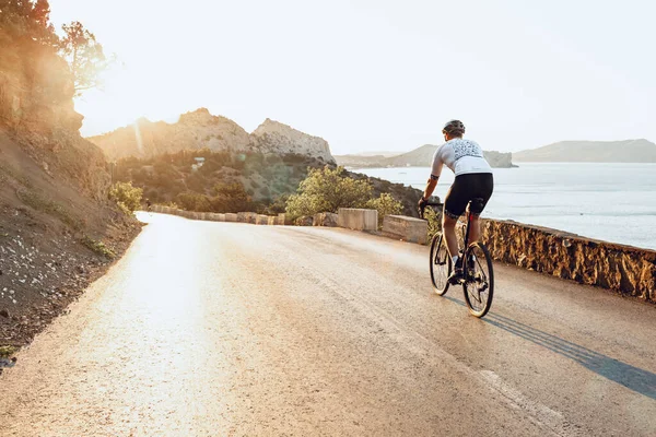 해안 도로에서 자전거타기 운동 선수 — 스톡 사진