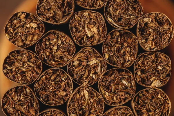 Stapel neuer Zigarren dicht an dicht auf Holztisch — Stockfoto