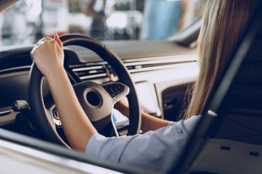 Genç bayan yeni bir araba alacak.