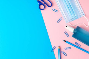 Okul eşyaları ve tıbbi maske.