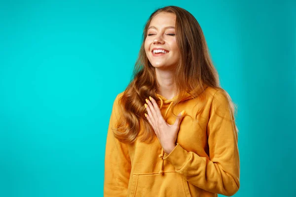 Fiatal, vonzó, vidám lány nevetett örömében — Stock Fotó